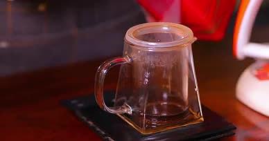奶茶制作系列之茶叶冲泡添加蜂蜜奶粉视频的预览图